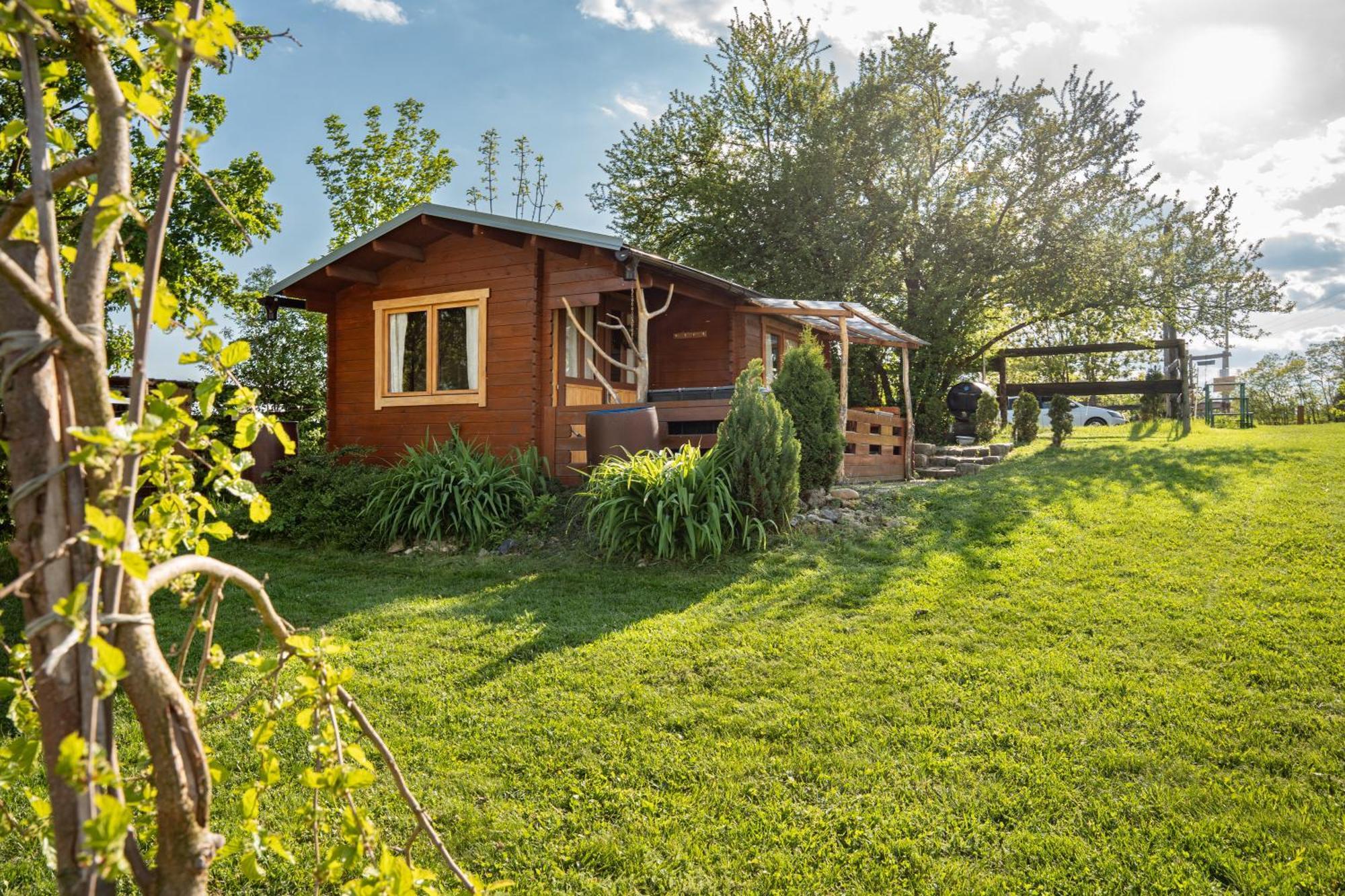 Vila Cozy Wood Hut On The Farm Trebivlice Exteriér fotografie